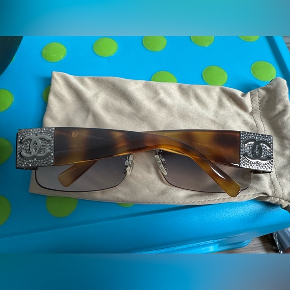 CHANEL Tortoise Shell Sunglasses with Silver Logo - Picture 3 of 10